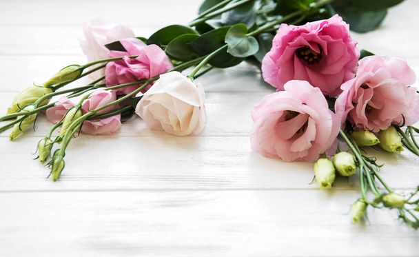 Flores de eustoma rosa fresco
 - Foto, imagen
