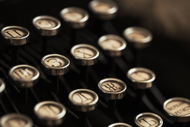 Detalle del teclado de una máquina de escribir vieja negro
 - Foto, Imagen