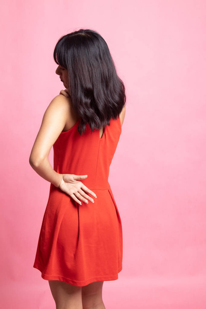 Young Asian woman got back pain. - Foto, Imagen