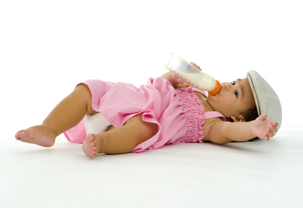 Pikkutyttö juo maitoa
 - Valokuva, kuva