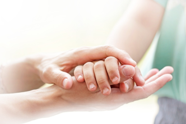 Mãe segurando as mãos de seu filho
 - Foto, Imagem