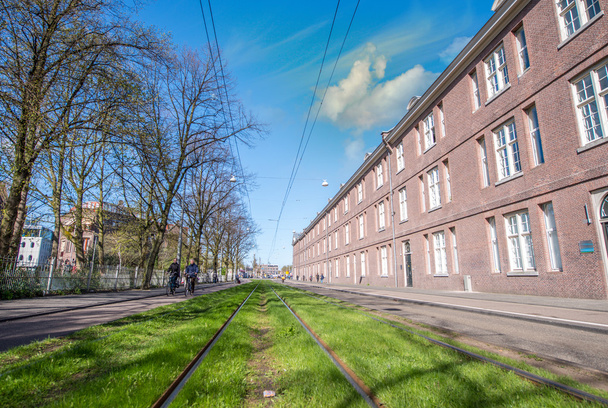 Amsterdam budovy a tramvaje železnice na jaře - Fotografie, Obrázek
