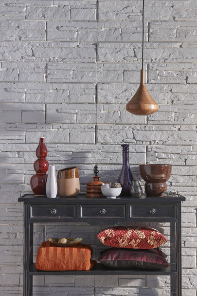 Decoratieve meubels stijl grijze baksteen muur achtergrond en vaas van planten. - Foto, afbeelding