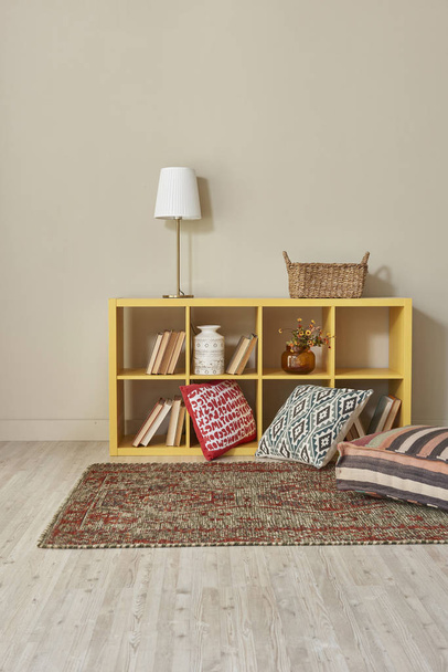 moderne interieur kamer met mooi meubilair binnen en boeken - Foto, afbeelding