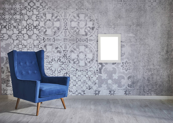 Sillón azul con fondo de pantalla gris decorativo escritorio de madera con marco almohada estilo alfombra. - Foto, imagen