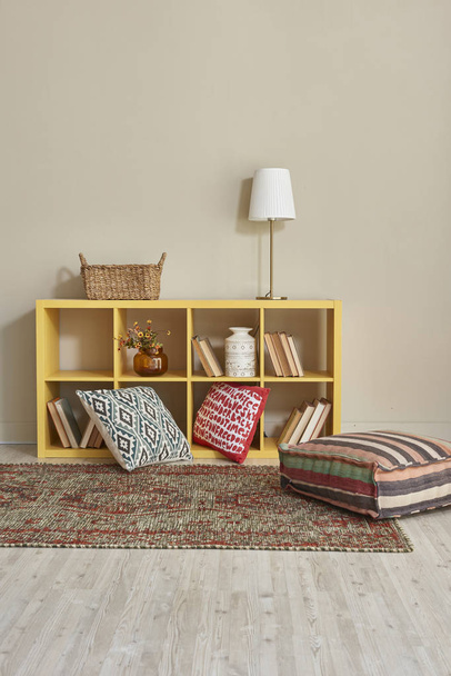 içinde güzel mobilya ve kitap ile modern iç oda - Fotoğraf, Görsel
