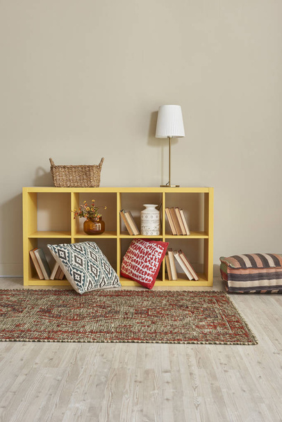 moderna sala interna con mobili e libri
 - Foto, immagini