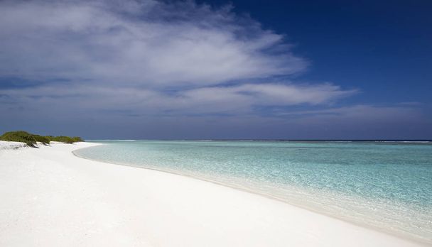 Τροπικά νησιά και ατόλλες. Καθαρά γαλαζοπράσινα νερά του ωκεανού. Λευκό κοράλλι άμμο και μπλε λιμνοθάλασσες. Πολύχρωμα αυγή και μειώσεις. - Φωτογραφία, εικόνα