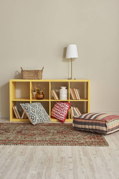 habitación interior moderna con muebles agradables en el interior y libros
 - Foto, Imagen