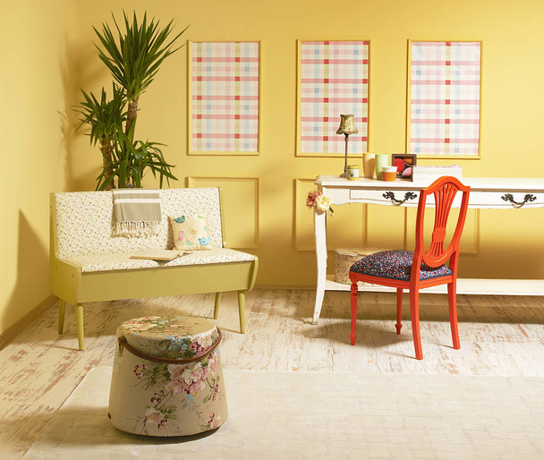 Домашня вітальня меблі диван декоративний стілець і стиль столу
. - Фото, зображення