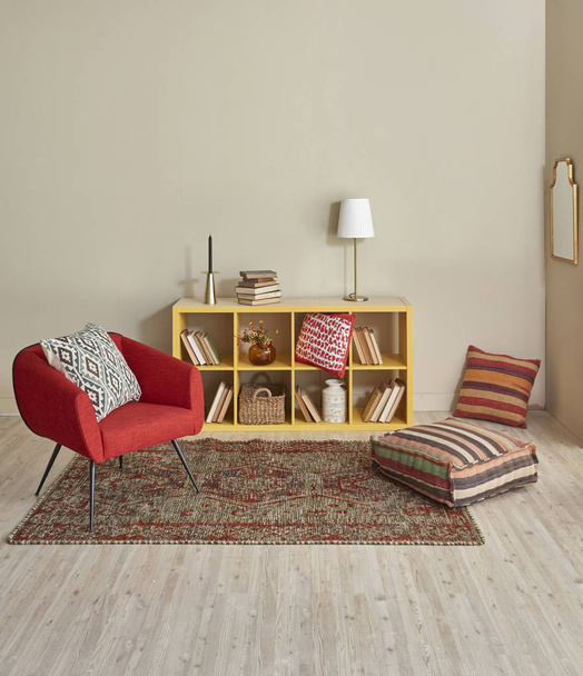 moderní interiérová místnost s hezkým nábytkem uvnitř a knihami - Fotografie, Obrázek