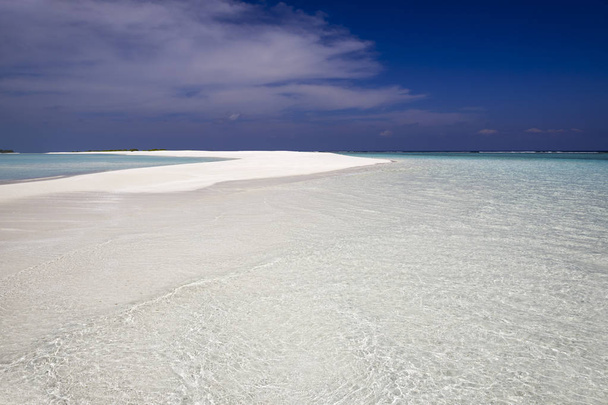Tropické ostrovy a atoly. Čisté tyrkysové vody oceánu. Bílý korálový písek a modré laguny. Barevné svítání a poklesy. - Fotografie, Obrázek
