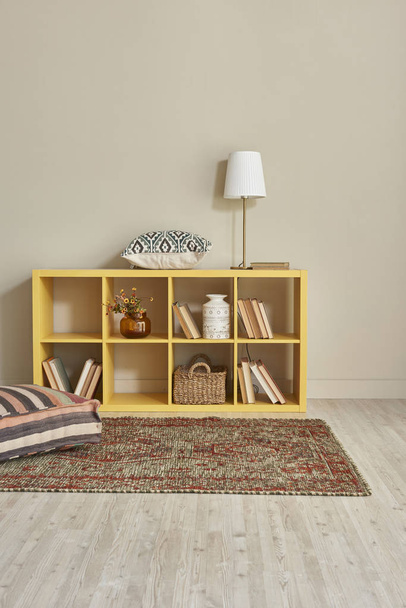 içinde güzel mobilya ve kitap ile modern iç oda - Fotoğraf, Görsel