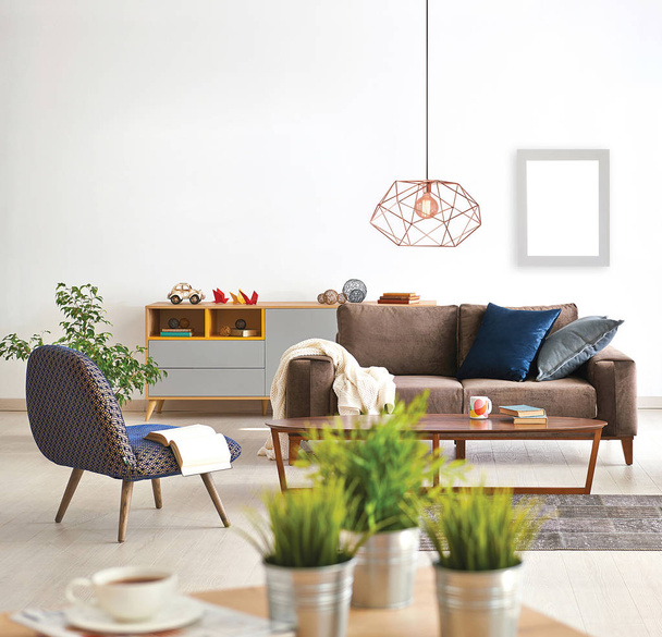 Conceito moderno sala de estar com close-up vaso de mesa de planta e sofá poltrona estilo de fundo lâmpada. - Foto, Imagem