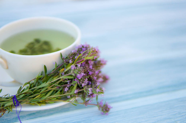 Healthy herbal tea with bunch of fresh wild thyme - Foto, Imagem