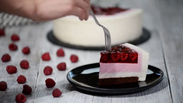 Darab fehér csokoládé málna mousse torta - Felvétel, videó