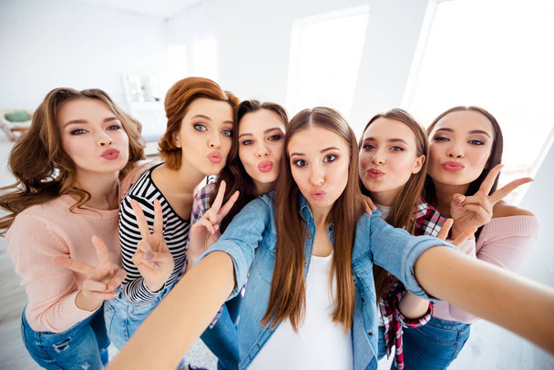 Close up photo beautiful she her ladies big family roommates make take selfies show v-sign send kiss group mates photo set together graduation excited amazed bright white room girls day night indoors - Foto, afbeelding