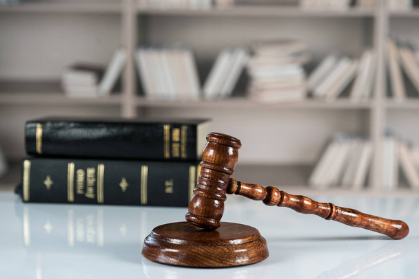 mazo de madera en el tribunal, la justicia y el concepto de ley
  - Foto, Imagen