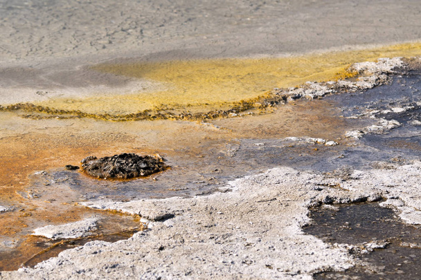 Θερμοπίδακας στη μαύρη άμμο λεκάνη στο εθνικό πάρκο Yellowstone, το Ουαϊόμινγκ - Φωτογραφία, εικόνα