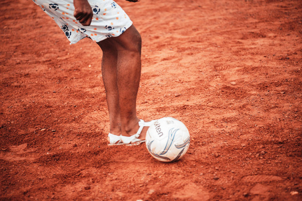 Bambini africani neri, ragazzi e adulti che giocano a calcio
 - Foto, immagini