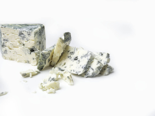 Roquefort, wytwarzanego z mleka owczego na południe Francji, jeden na świecie najbardziej znanych serów niebieski z niebieskim formy - Zdjęcie, obraz