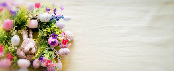 Velikonoční věnec s barevnými vejci a květiny a králíka v - Fotografie, Obrázek