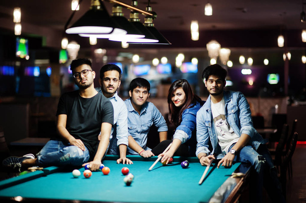 Group of stylish asian friends wear on jeans playing pool billia - Zdjęcie, obraz