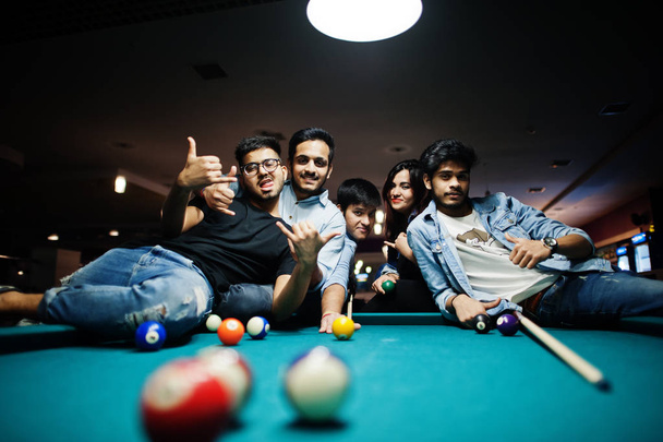 Group of stylish asian friends wear on jeans playing pool billia - Zdjęcie, obraz