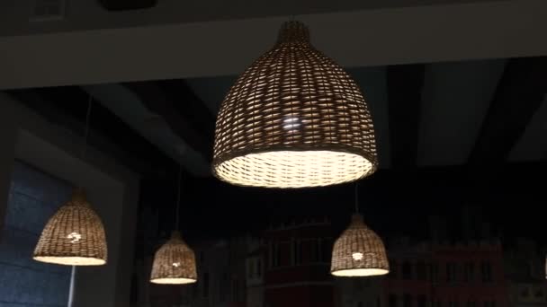 Tkané proutěný lustr stínidla s teplým osvětlením žárovkou - Záběry, video
