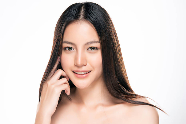 Belle jeune femme asiatique avec une peau propre et fraîche - Photo, image