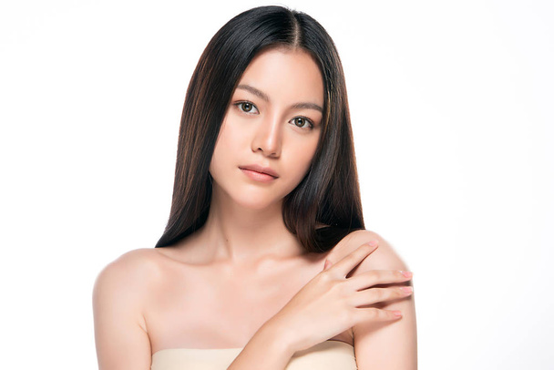 Hermosa joven asiática mujer con limpia piel fresca - Foto, Imagen