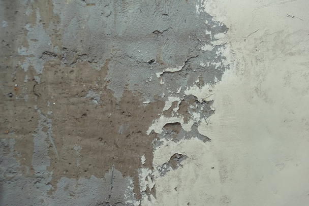 Povrch s šedou betonovou plochou. Zeď domu. Dekorativní sádra. Bílá barva na beton. Obnošená textura barev. Výstavba budov. - Fotografie, Obrázek