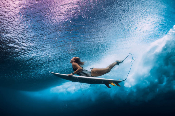 Szörfös nő merülés víz alatti. SurfGirl merülés alatt nagy hullám - Fotó, kép