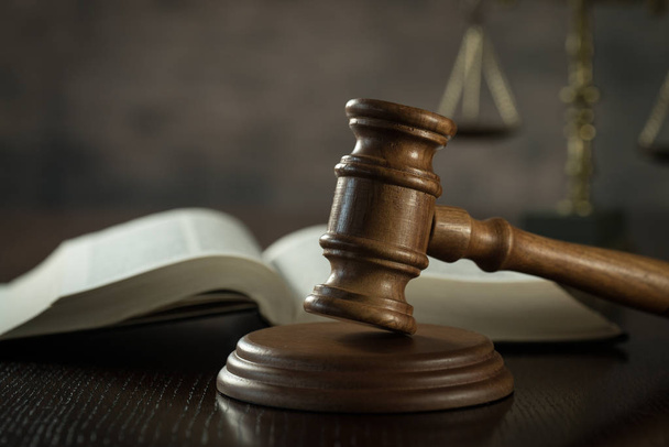 деревянный молоток в суде, концепции правосудия и права
  - Фото, изображение