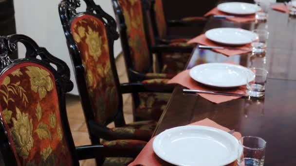 Mobili di lusso: sedie morbide con tappezzeria in tessuto rosso, grande tavolo da pranzo lucido, stoviglie - in un prestigioso ristorante
 - Filmati, video