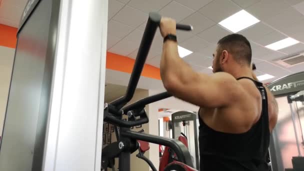 Rosja, Togliatty - 23 lutego 2019: Sportowe osoba treningu w siłowni. Szkolenia z powrotem. Koncepcja zdrowia i fitness - Materiał filmowy, wideo
