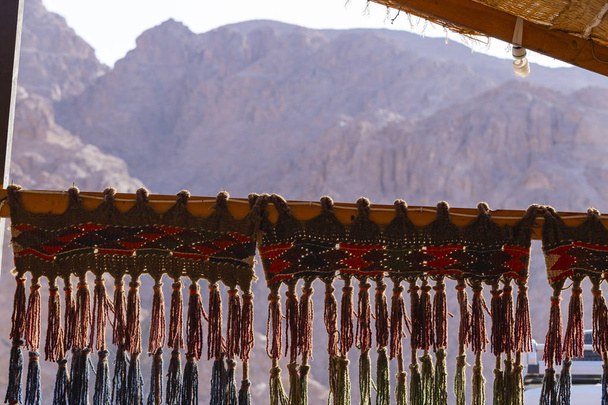 Decorações étnicas Moradias beduínas. Um elemento de construção pendura para baixo do telhado
. - Foto, Imagem