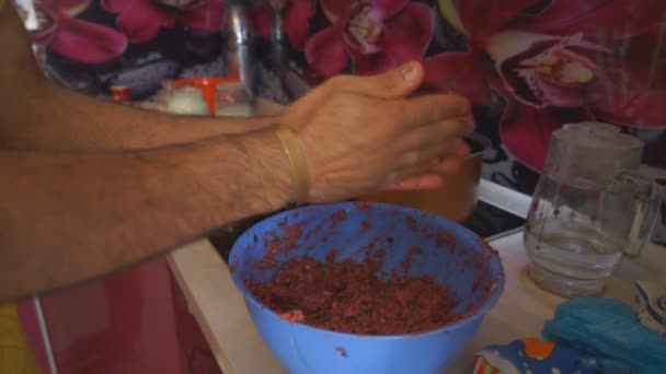 Ember szakácsok esti vacsora, felváltva vegetáriánus húsgombóc a serpenyőben. - Felvétel, videó