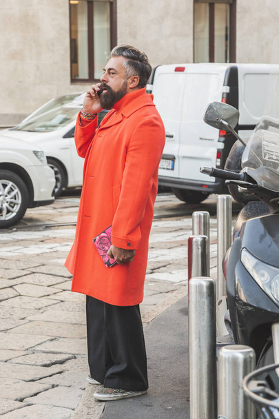 Fashionable man talking on phone - Foto, immagini