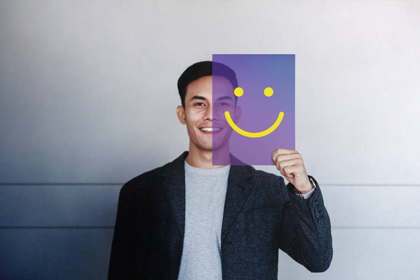 Gelukkig mens Concept. Jonge Man die lacht en Toon glimlach pictogram op T - Foto, afbeelding