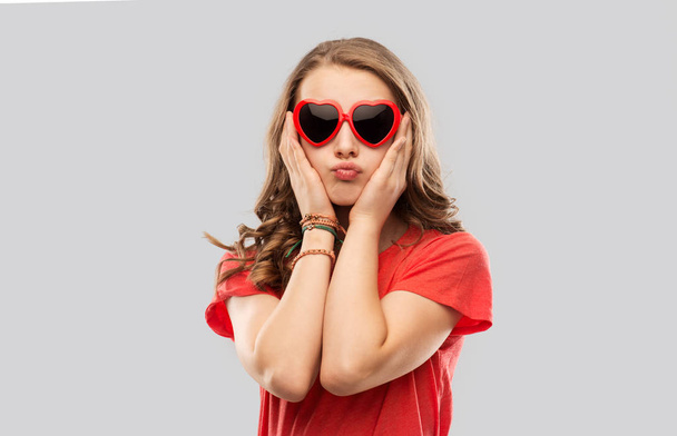 κορίτσι με κόκκινο σε σχήμα καρδιάς γυαλιά ηλίου σύκο - Φωτογραφία, εικόνα