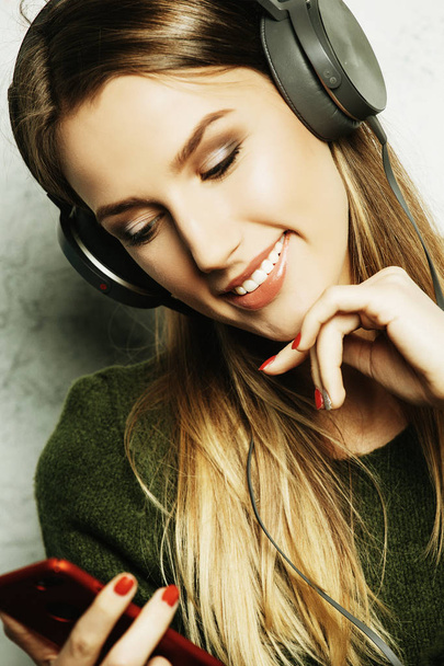 Young beautiful woman in casual outfit enjoying the music at home - Foto, imagen
