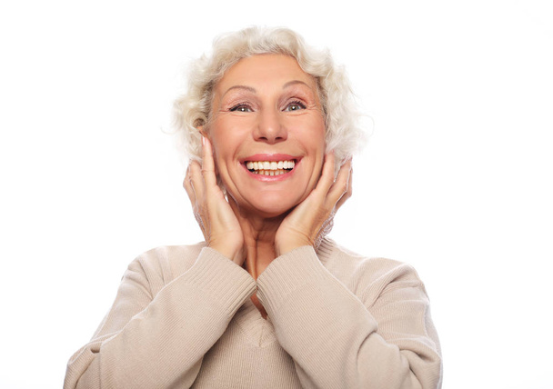 životní styl, emoce a lidé koncept: šedovlasý starý pěkný krásný smích žena. Izolováno nad vwhite pozadím - Fotografie, Obrázek