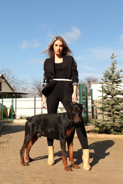 Güzel genç kadın ile onun köpek - doberman - Fotoğraf, Görsel