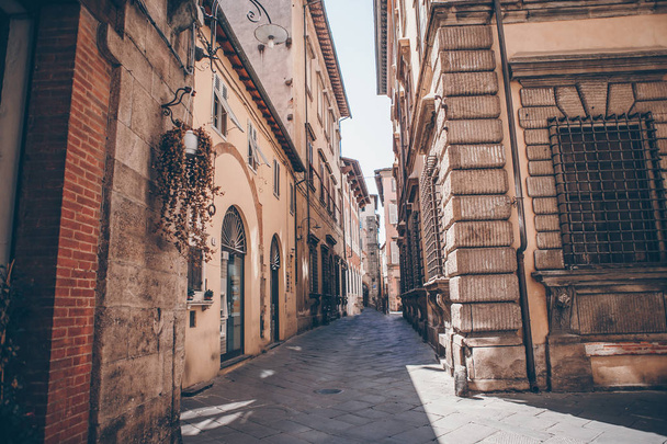 Vieilles belles rues étroites vides dans la petite ville de Lucques en Italie
 - Photo, image