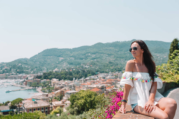 Tourist looking at scenic view of Cinque Terre, Liguria, Italy - Foto, Imagen
