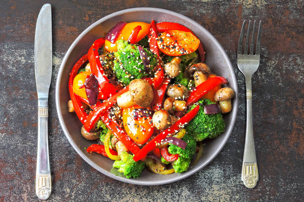 Vegetáriánus tál meleg zöldség és saláta gombával. Keto ebéd ötlet. Brokkoli, paprika, gomba. Egészséges, friss étel hús nélkül. - Fotó, kép