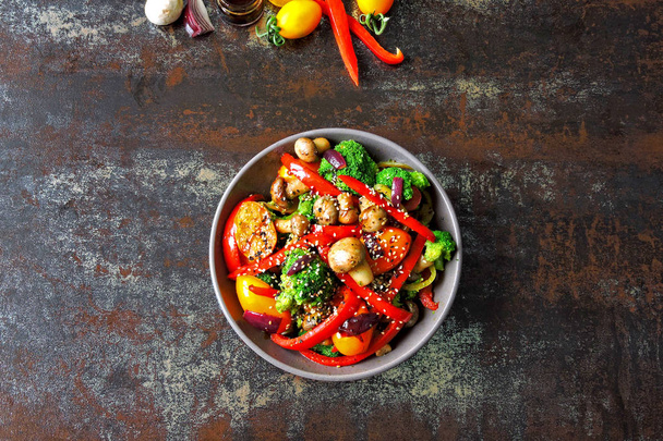 Vegan bowl with warm vegetable and mushroom salad. Keto lunch idea. Broccoli, paprika, mushrooms. Healthy fresh food without meat. - Fotografie, Obrázek