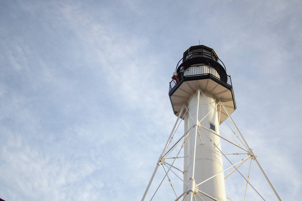 Contexte du phare. The Whitefish Point Lighthouse in Upper Peninsula Michigan. Orientation horizontale avec espace de copie
. - Photo, image