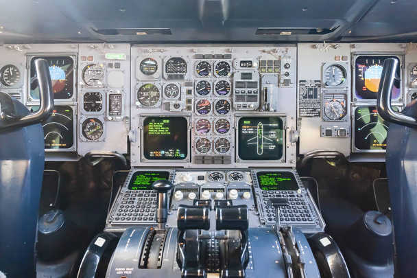 Kaupallinen rahti lentokoneiden kiitoradalla kansainvälisen Airp
 - Valokuva, kuva